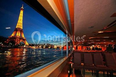 Un groupe de personnes pose sur une scène éclairée, accompagné d'une mascotte en costume d'ours.