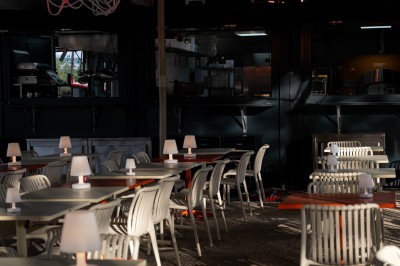 Vue d'un quai animé avec des stands colorés sous des tentes, près d'un bâtiment moderne et d'un cours d'eau.