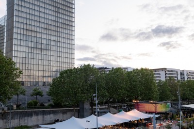 Miniature Location salle Paris 13 (Paris) - Plat/Form #5 Terrasse d'un café avec des tables et des chaises vides, éclairées par des lampes de table en plein jour.