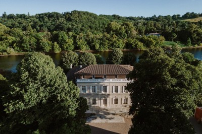 Miniature Location salle Saint-Seurin-de-Prats (Dordogne) - Château Destinée #18 Salle de restaurant lumineuse avec tables en bois, chaises blanches, sol en carreaux et décoration élégante.