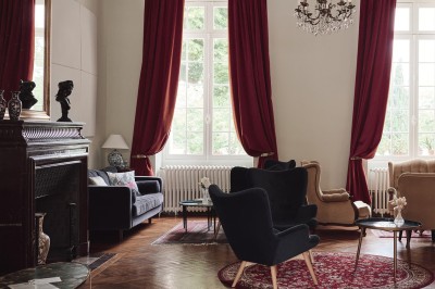 Miniature Location salle Saint-Seurin-de-Prats (Dordogne) - Château Destinée #21 Salle de restaurant lumineuse avec tables en bois, chaises blanches, sol en carreaux et décoration élégante.