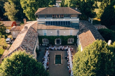Miniature Location salle Saint-Seurin-de-Prats (Dordogne) - Château Destinée #32 Salle de restaurant lumineuse avec tables en bois, chaises blanches, sol en carreaux et décoration élégante.
