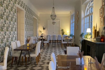 Miniature Location salle Saint-Seurin-de-Prats (Dordogne) - Château Destinée #35 Salle de restaurant lumineuse avec tables en bois, chaises blanches, sol en carreaux et décoration élégante.