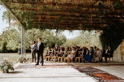 Salle de restaurant lumineuse avec tables en bois, chaises blanches, sol à carreaux et décoration élégante.