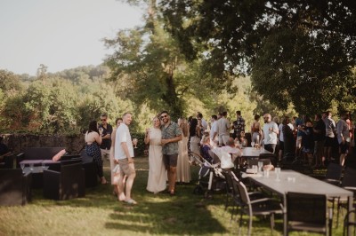 Salle de restaurant lumineuse avec tables en bois, chaises blanches, sol à carreaux et décoration élégante.