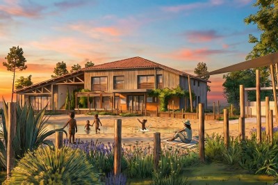 Vue aérienne d'une petite maison avec terrasse en bois, salon, chambre, salle de bain et environnement naturel autour.