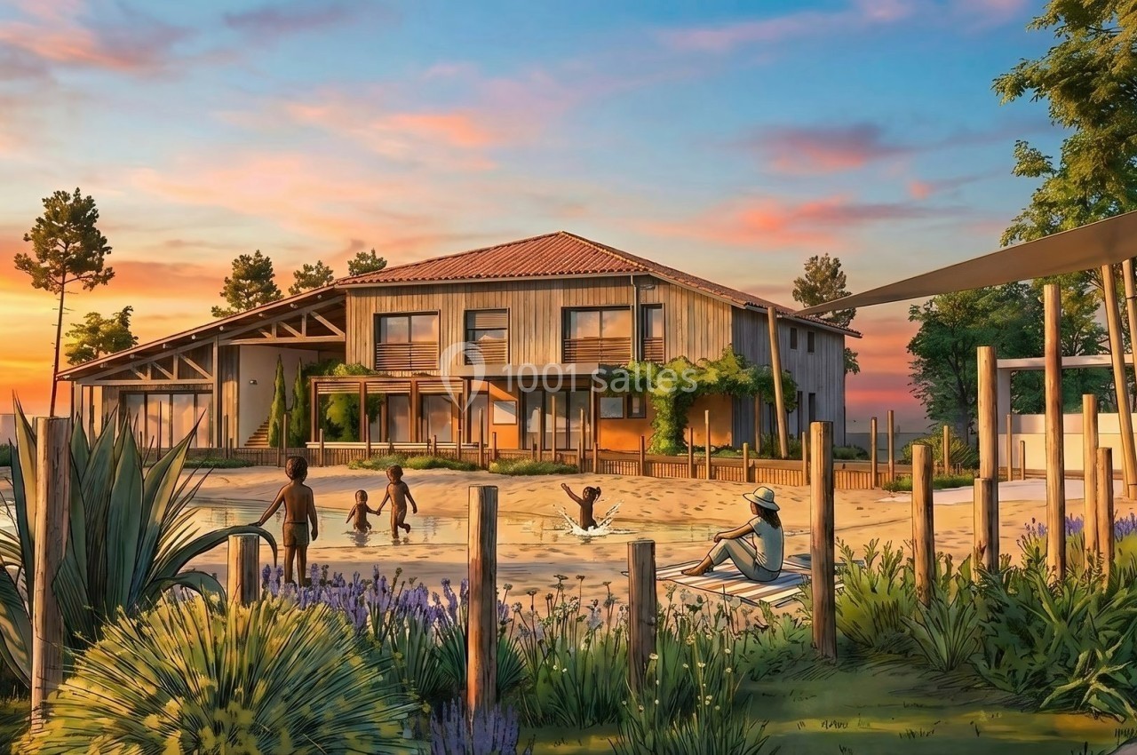 Maison en bois entourée de végétation, avec une famille jouant sur une plage au coucher du soleil.