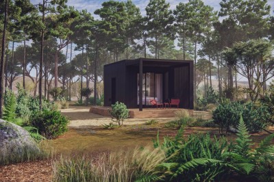 Vue aérienne d'une petite maison avec terrasse en bois, salon, chambre, salle de bain et environnement naturel autour.