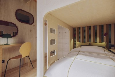 Vue aérienne d'une petite maison avec terrasse en bois, salon, chambre, salle de bain et environnement naturel autour.