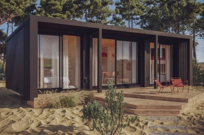 Vue aérienne d'une petite maison avec terrasse en bois, salon, chambre, salle de bain et environnement naturel autour.