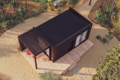 Vue aérienne d'une petite maison avec terrasse en bois, salon, chambre, salle de bain et environnement naturel autour.