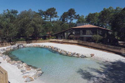 Miniature Location salle Seignosse (Landes) - BonjourSauvage Seignosse #4 Terrain de padel clôturé entouré de végétation et d'arbres, avec un chemin en bois adjacent.