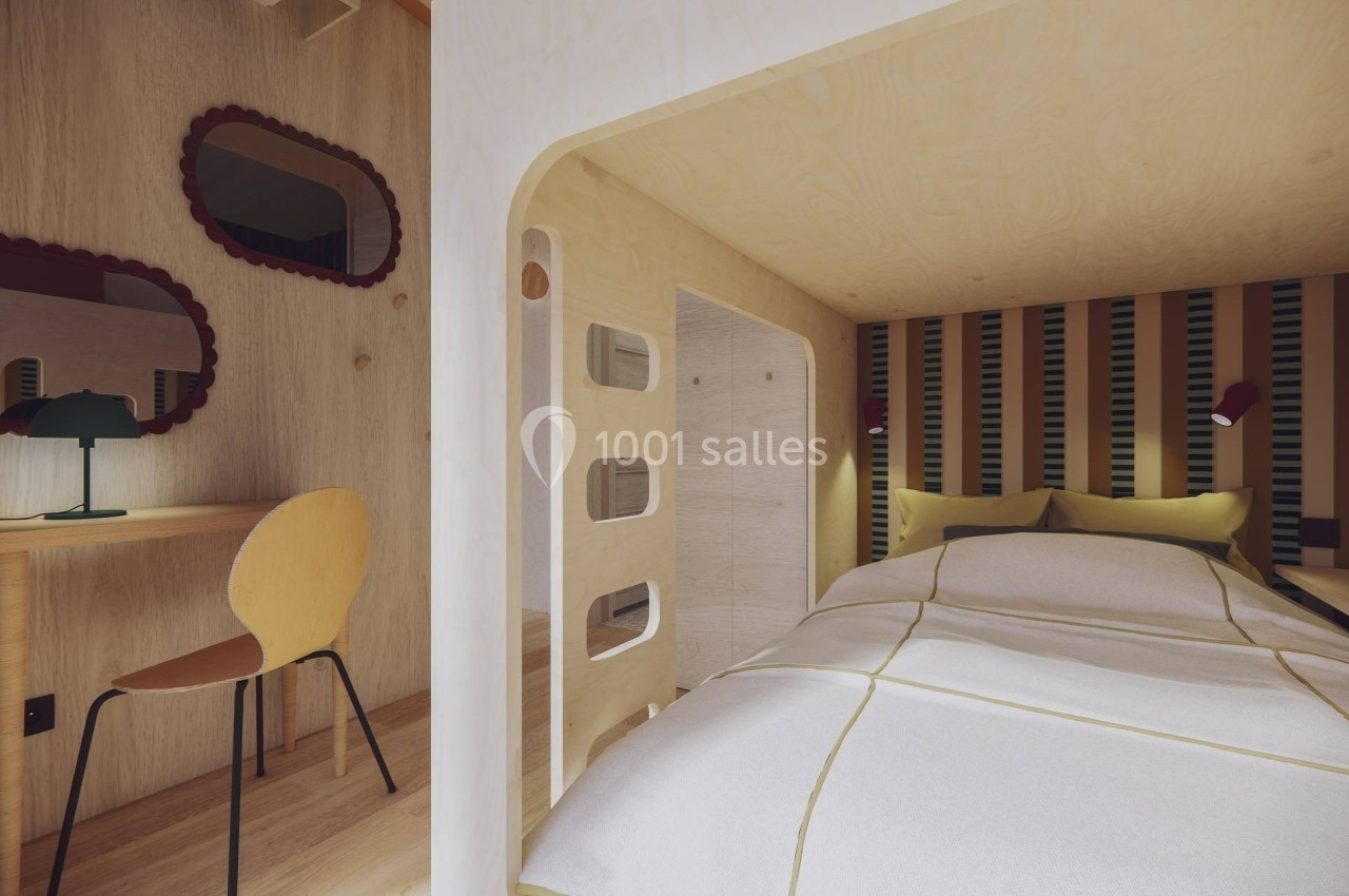 Lit en alcôve avec draps blancs, bureau en bois clair et miroir décoratif dans une chambre moderne en bois.