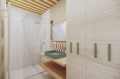 Vue aérienne d'une petite maison moderne avec une chambre, une salle de bain, un salon et une terrasse en bois.