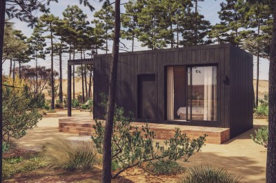 Vue aérienne d'une petite maison moderne avec une chambre, une salle de bain, un salon et une terrasse en bois.