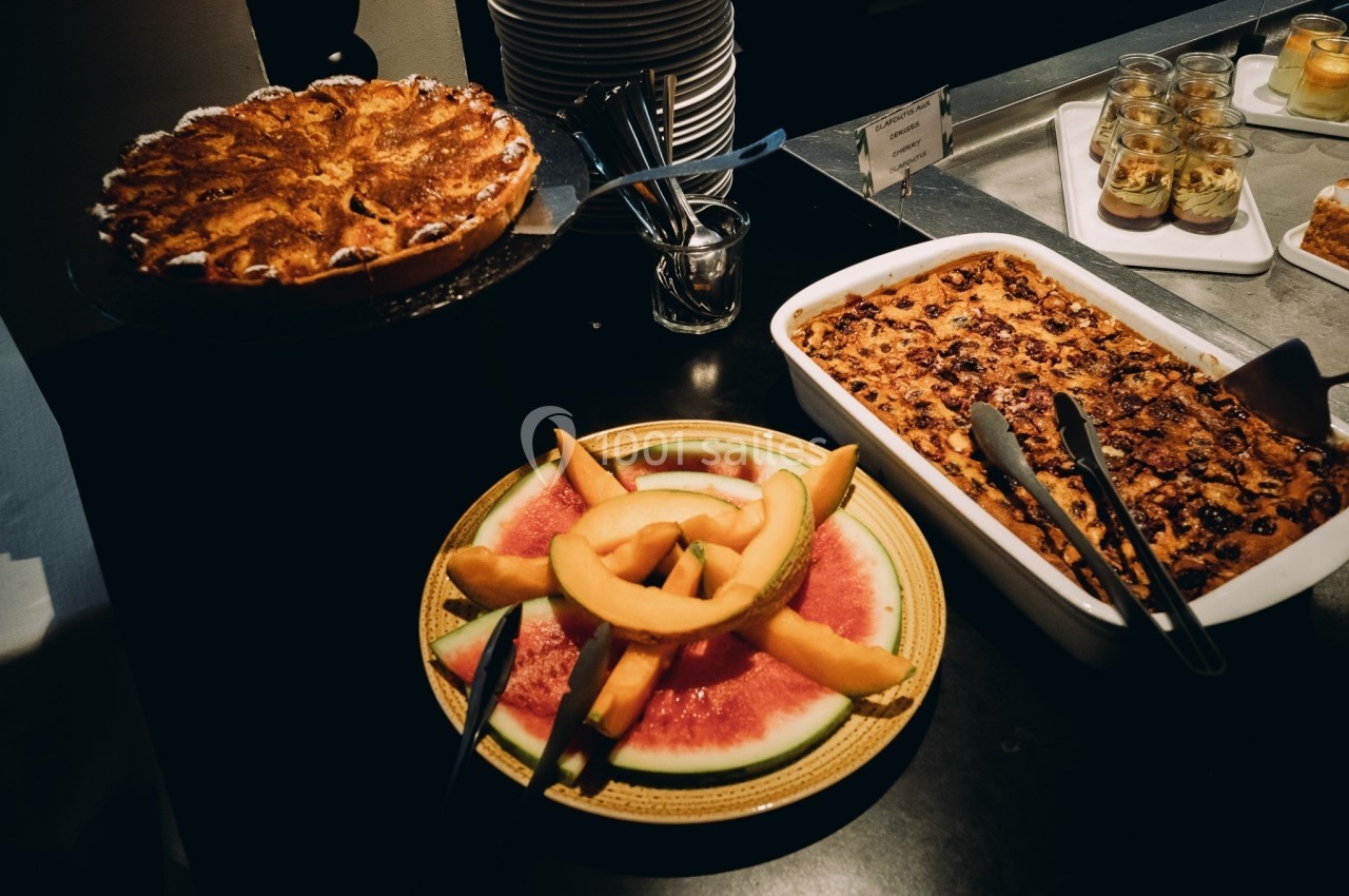 Assortiment de desserts comprenant une tarte, un gratin sucré et des tranches de melon et pastèque.