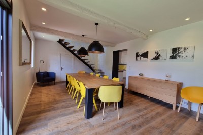 Table décorée avec des pampas et des nappes beige, installée dans un jardin avec des plantes tropicales en arrière-plan.