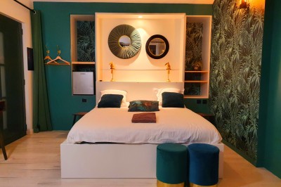 Table décorée avec des pampas et des nappes beige, installée dans un jardin avec des plantes tropicales en arrière-plan.