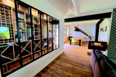 Table décorée avec des pampas et des nappes beige, installée dans un jardin avec des plantes tropicales en arrière-plan.