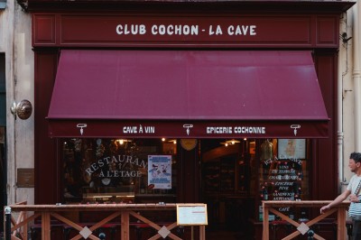 Miniature Location salle Paris 9 (Paris) - Club Cochon l'Auberge #29 Deux jeunes femmes souriantes tenant des verres, entourées de personnes dans une ambiance festive et lumineuse.