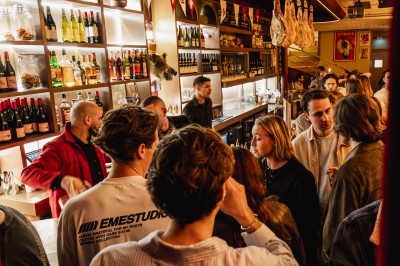 Façade d'un restaurant avec une enseigne ’Club Cochon - La Cave’, terrasse avec tables et chaises devant.
