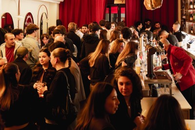 Façade d'un restaurant avec une enseigne ’Club Cochon - La Cave’, terrasse avec tables et chaises devant.