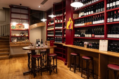 Façade d'un restaurant avec une enseigne ’Club Cochon - La Cave’, terrasse avec tables et chaises devant.