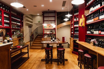 Façade d'un restaurant avec une enseigne ’Club Cochon - La Cave’, terrasse avec tables et chaises devant.