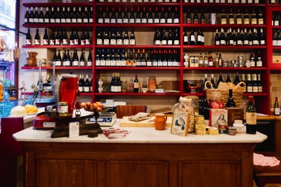 Façade d'un restaurant avec une enseigne ’Club Cochon - La Cave’, terrasse avec tables et chaises devant.