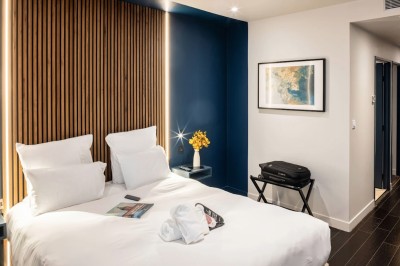 Miniature Location salle Toulouse (Haute-Garonne) - Ovyo #4 Cour intérieure d'un bâtiment historique en briques et pierre, avec une tour centrale et des fenêtres ornées.