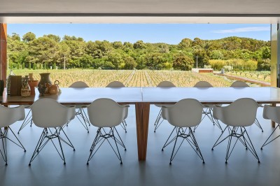 Casseroles en inox posées sur des planches en bois avec couteaux et torchons, disposés sur un plan de travail.