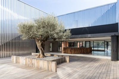 Casseroles en inox posées sur des planches en bois avec couteaux et torchons, disposés sur un plan de travail.