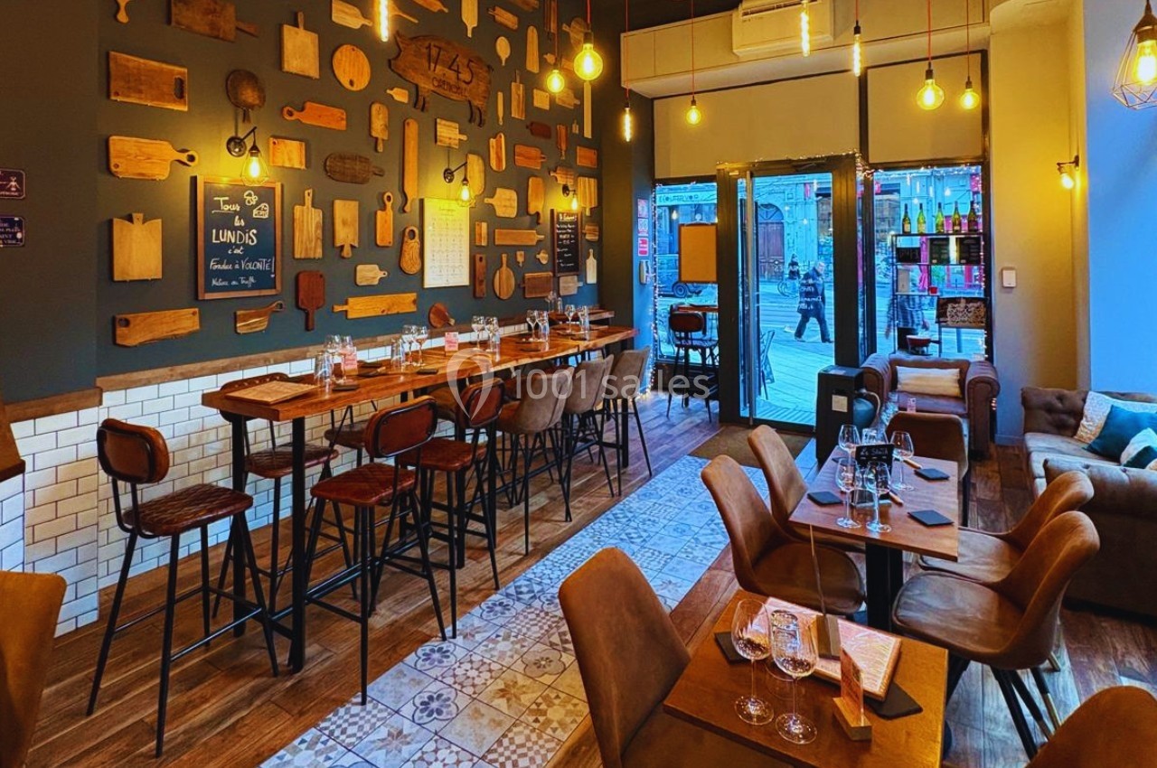 Mur des planches - repas assis