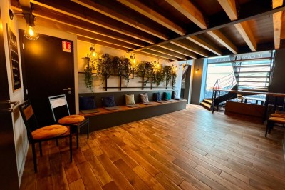 Miniature Salle des Poutres (piste de danse) Salle de restaurant avec tables en bois, chaises rembourrées marron et éclairage tamisé sur parquet clair.