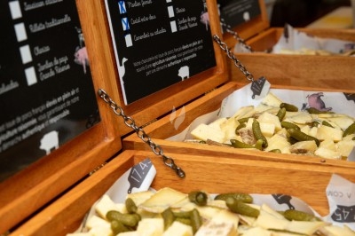 Dessert tiramisu en verrine avec une couche de cacao en poudre sur le dessus, posé sur une ardoise noire.