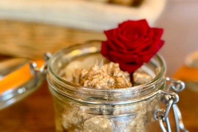 Dessert tiramisu en verrine avec une couche de cacao en poudre sur le dessus, posé sur une ardoise noire.