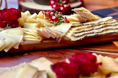 Dessert tiramisu en verrine avec une couche de cacao en poudre sur le dessus, posé sur une ardoise noire.