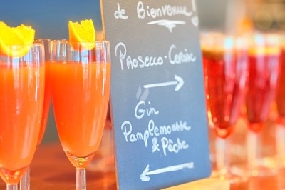 Dessert tiramisu en verrine avec une couche de cacao en poudre sur le dessus, posé sur une ardoise noire.