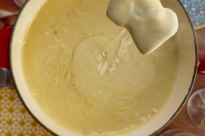 Dessert tiramisu en verrine avec une couche de cacao en poudre sur le dessus, posé sur une ardoise noire.