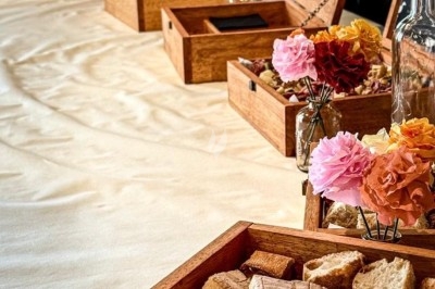 Dessert tiramisu en verrine avec une couche de cacao en poudre sur le dessus, posé sur une ardoise noire.