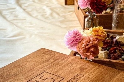 Dessert tiramisu en verrine avec une couche de cacao en poudre sur le dessus, posé sur une ardoise noire.