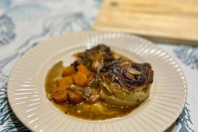 Miniature Traiteur Rennes (Ille-et-Vilaine) - Boeuf Carottes #2 Carpaccio de poisson blanc nappé d'une sauce citronnée, garni de fines herbes et d'épices, servi dans une assiette blanche.