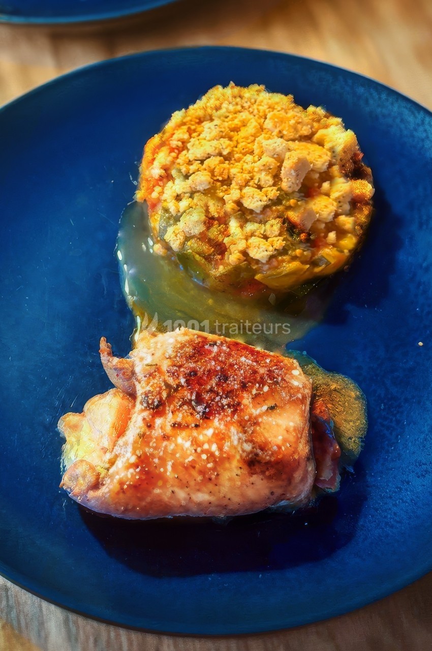 Plat composé d'un morceau de saumon grillé et d'une purée de légumes avec chapelure, servi sur une assiette bleue.