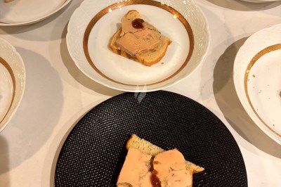 Assiette contenant un morceau de viande, des pommes de terre rôties et une portion de ratatouille.