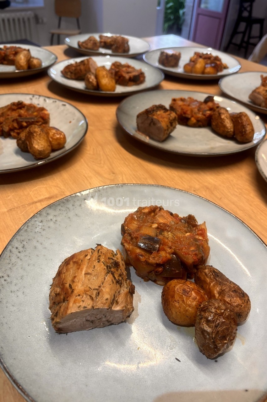 Assiettes contenant du filet de viande, des pommes de terre rôties et une garniture de légumes cuisinés.