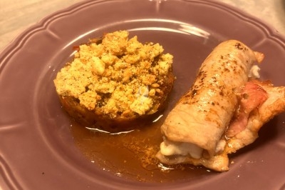 Assiette contenant un morceau de viande, des pommes de terre rôties et une portion de ratatouille.
