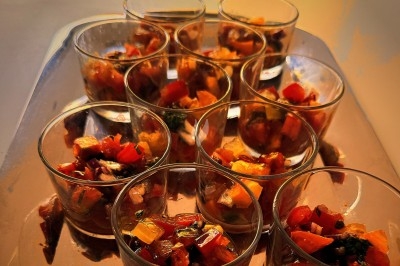 Assiette contenant un morceau de viande, des pommes de terre rôties et une portion de ratatouille.