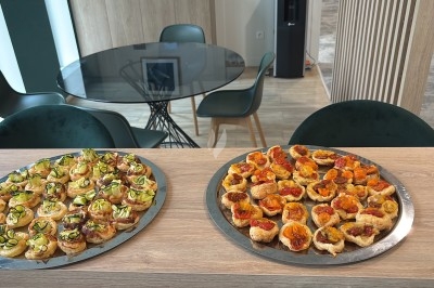 Assiette contenant un morceau de viande, des pommes de terre rôties et une portion de ratatouille.