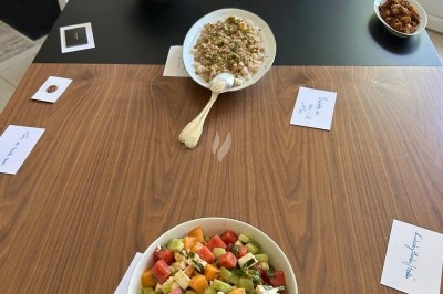 Assiette contenant un morceau de viande, des pommes de terre rôties et une portion de ratatouille.