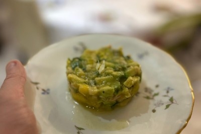 Miniature Traiteur Rennes (Ille-et-Vilaine) - Boeuf Carottes #5 Carpaccio de poisson blanc finement tranché, assaisonné d'herbes, d'épices et d'huile, servi sur une assiette blanche.